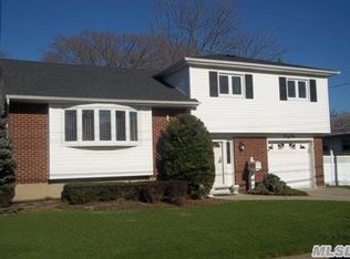 41 Hemlock Dr, Farmingdale, NY 11735