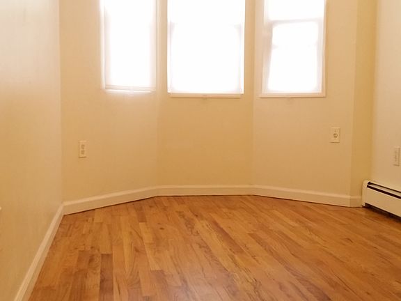 3rd image of 52A Vernon Ave APT 2