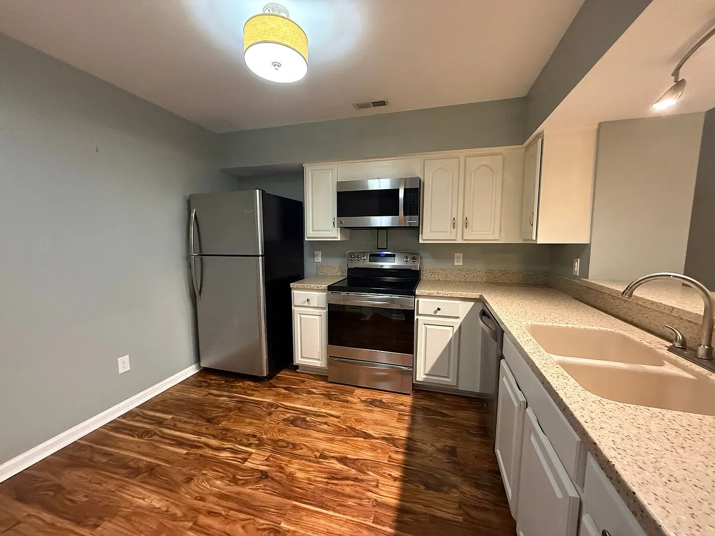 Beautiful Town Home on a Cul-De-Sac — Photo 3
