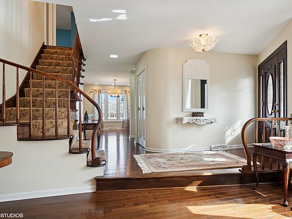 2nd image of 6920 N Avers Ave