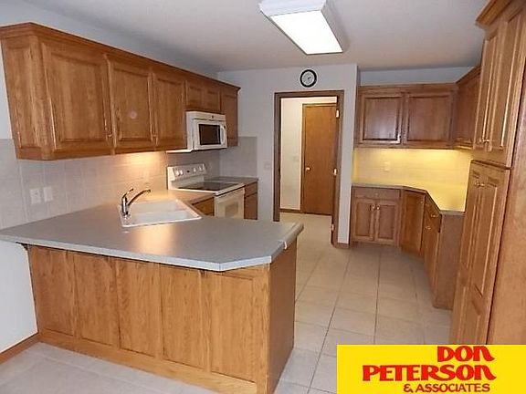 3rd image of 647 Heatherwood St