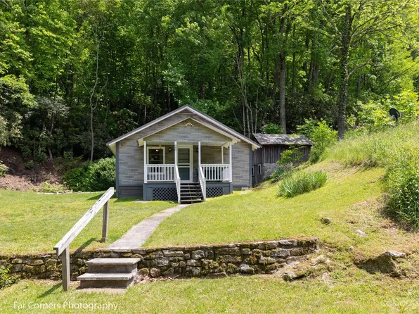 26 Henderson Rd, Lake Toxaway, NC 28747