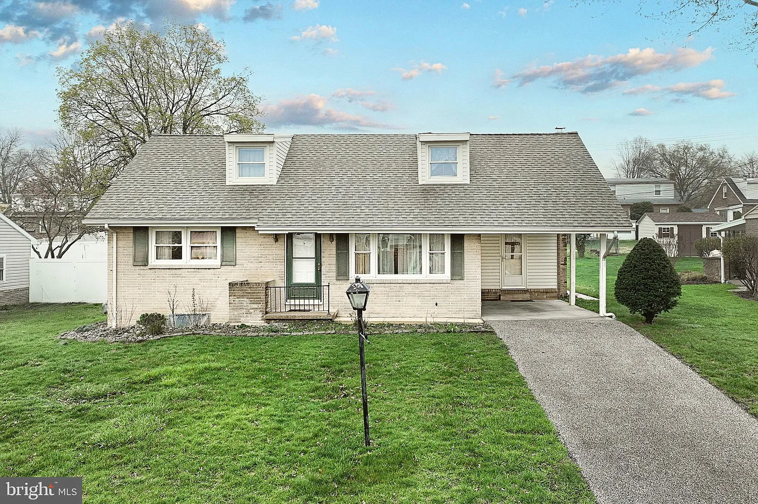 323 Lyndhurst Rd photo 1