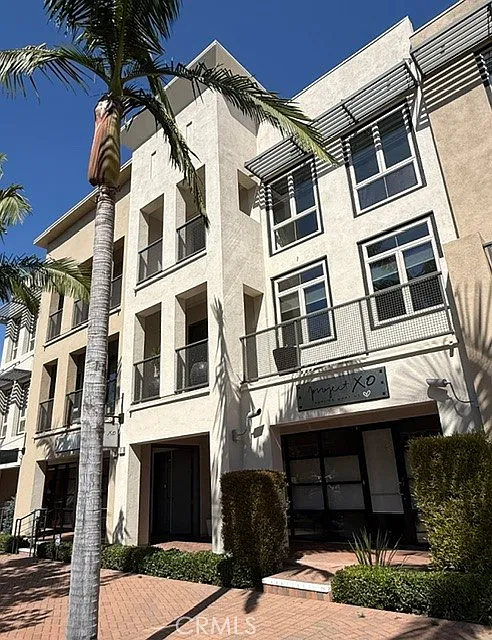 61 Vantis Dr