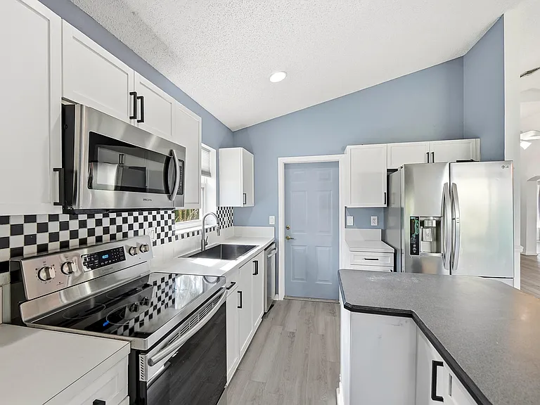1852 Capeside Cir — Photo 15