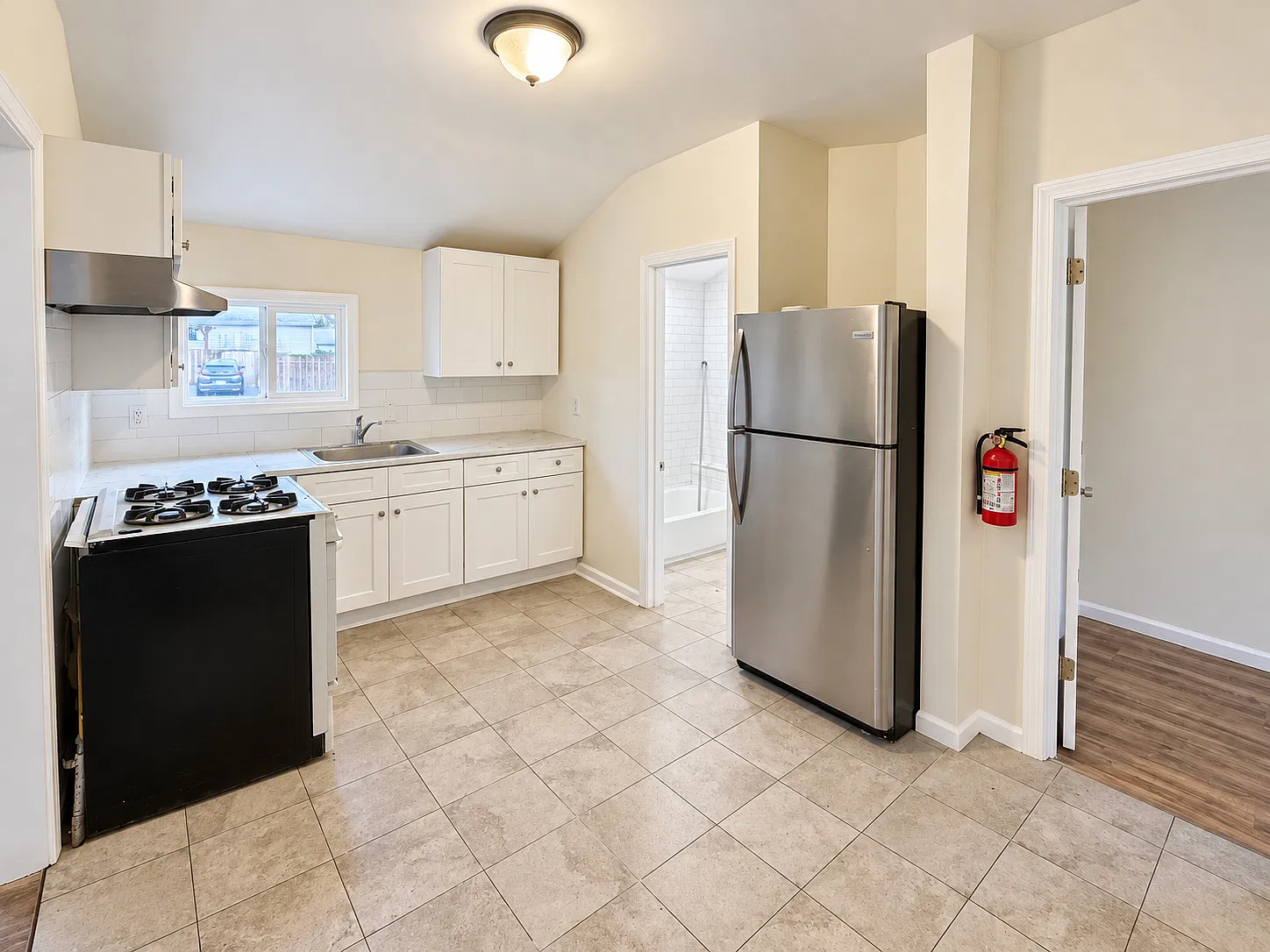 3 bed, 944 sqft, $3,000 — Photo 2