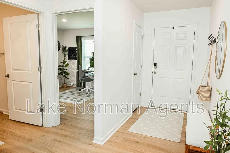 4 bed, 2.0 bath, 1764 sqft, $2,095 — Photo 4