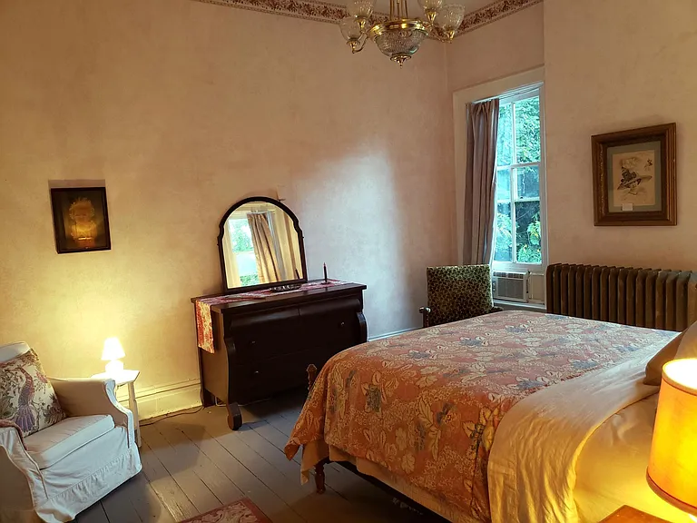 The Rose Room with Queen bed