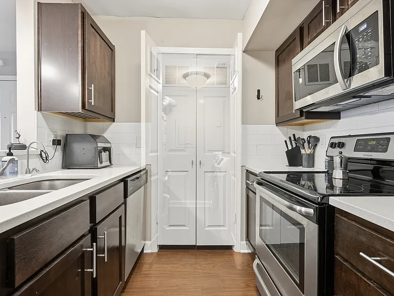 925 Washington St #102 — Photo 9
