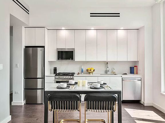 3rd image of 232 E 54th St APT 3A
