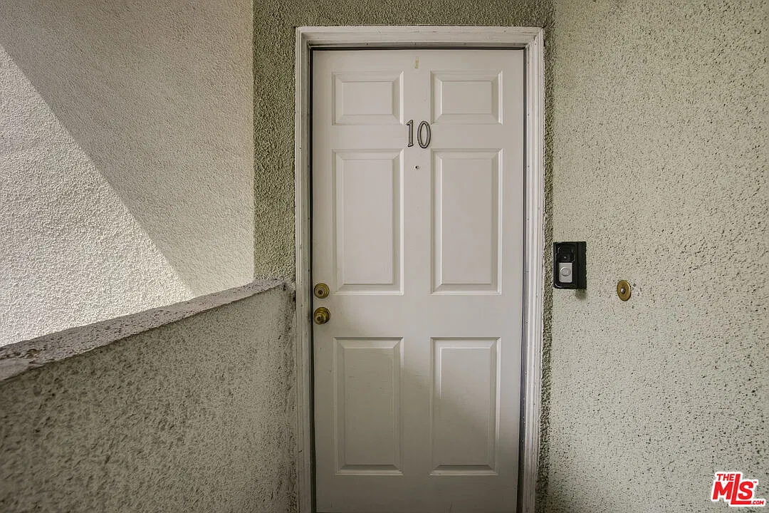 3 bed, 2.0 bath, 1125 sqft, $3,200 — Photo 3