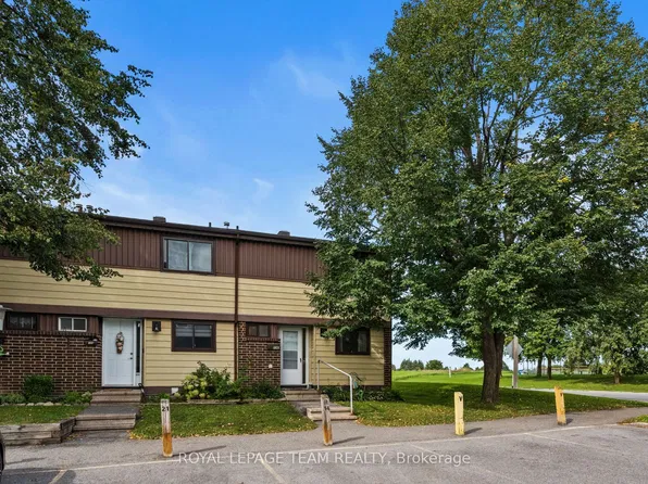 73 Foxfield Dr #E, Ottawa, ON K2J 1L7