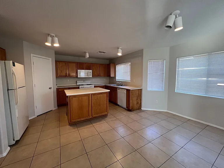12410 W Pershing St — Photo 4