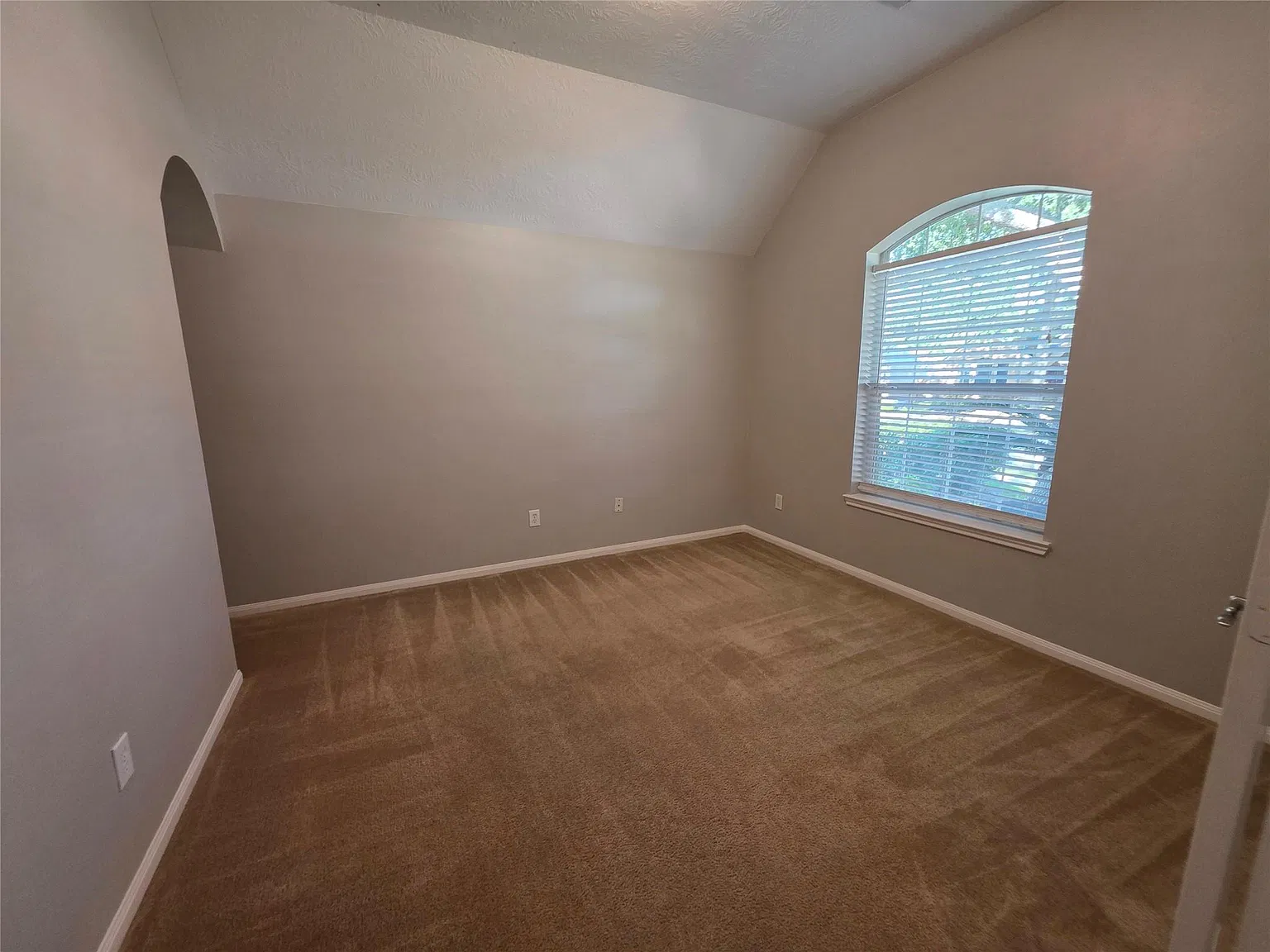 3 bed, 2.0 bath, 1880 sqft, $2,495 — Photo 4