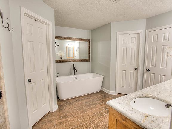 5th image of 2955 Country Place Dr E
