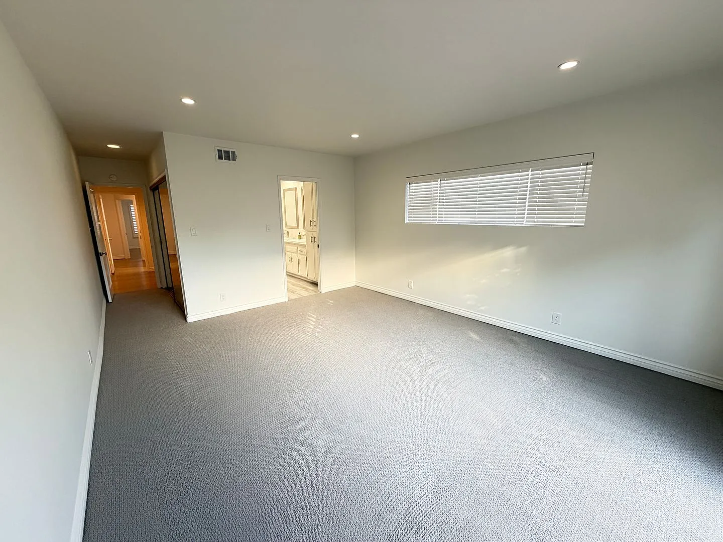 Large 3 Bedroom 2 Bathroom , 2 Car Garage Available Now — Photo 4