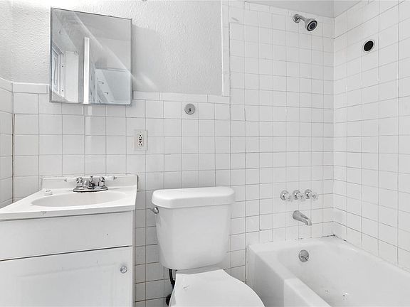 3rd image of 1415 E Grand Blvd
