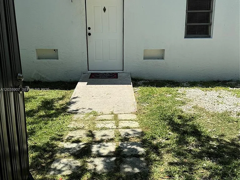 8275 SW 205th Ter — Photo 11