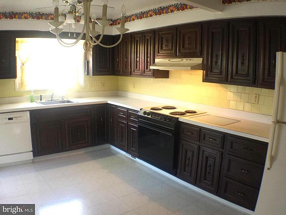 3rd image of 616 Pine Tree Dr