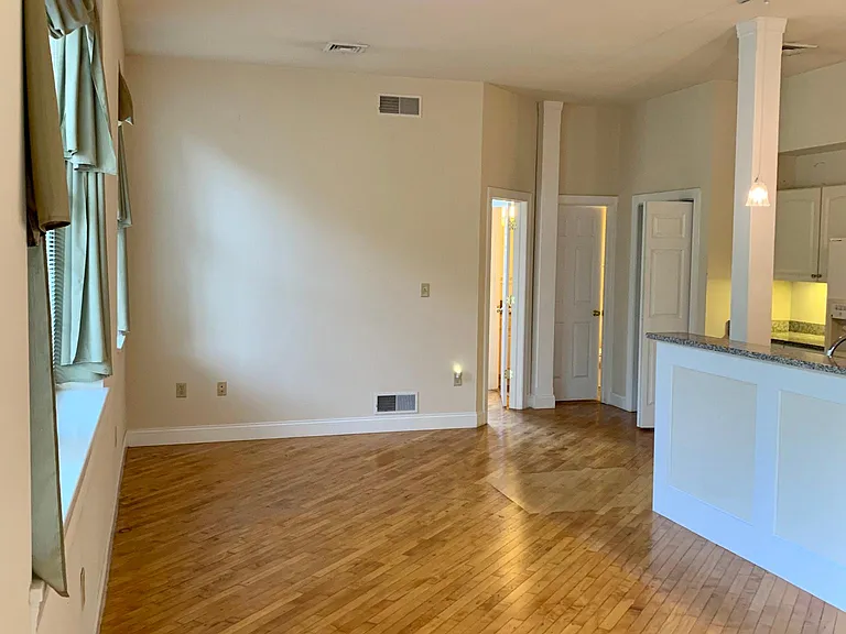 105 N King St — Photo 6