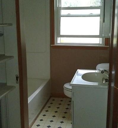 4th image of 1070 Meadowbrook Ave SE