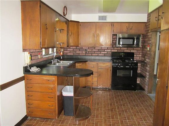 5th image of 2732 Russell Dr