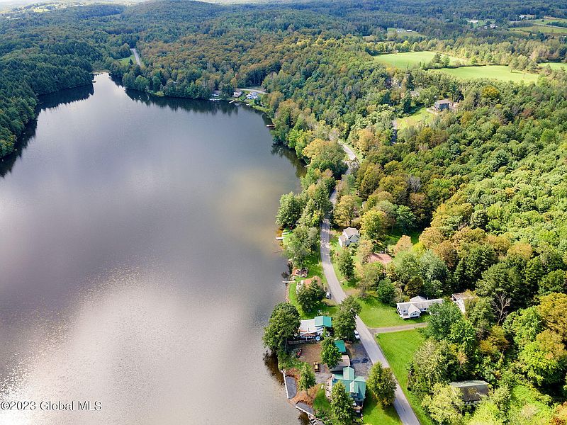 2nd image of 137 Lake Road