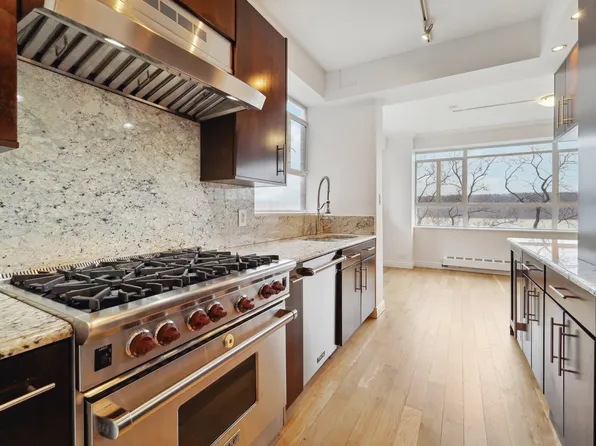 2727 Palisade Avenue image 2 of 25