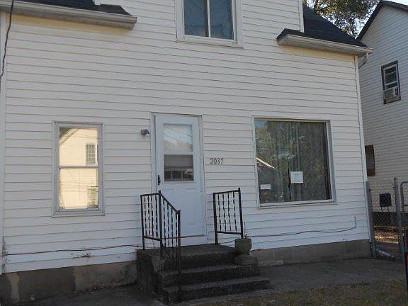 3rd image of 2037 Galewood Ave SW