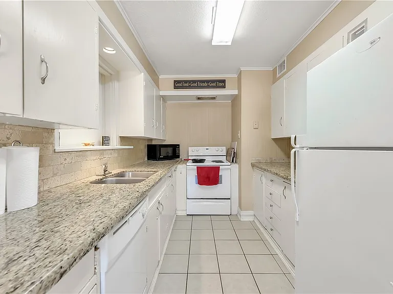 520 Helena St — Photo 9