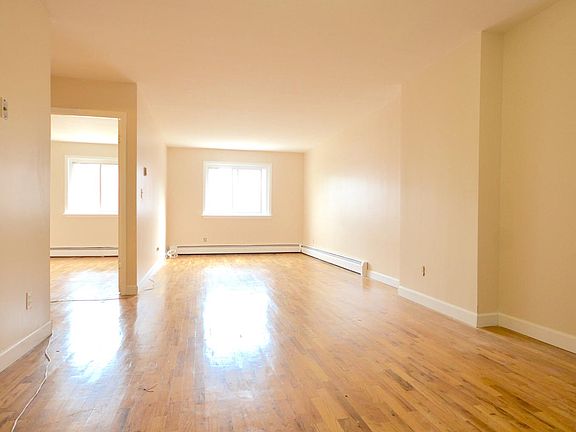 2nd image of 946 Clarence Ave