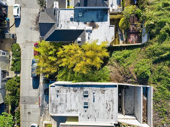 5th image of 166 Brewster St