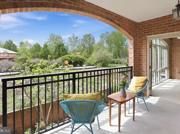 6924 Fairfax Dr Unit 230, Arlington, VA 22213