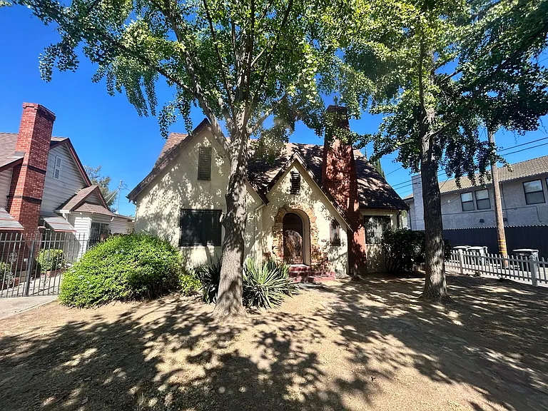225 Sunset Blvd — Photo 4