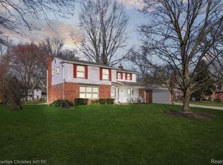 2472 Brenthaven Dr, Bloomfield Hills, MI 48304