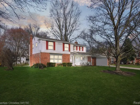 2472 Brenthaven Dr, Bloomfield Hills, MI 48304