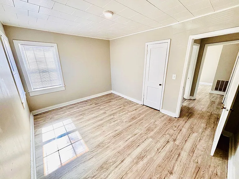 257 N Pine Ave — Photo 5