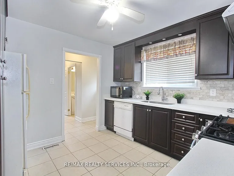 185 Earnscliffe Cir — Photo 8