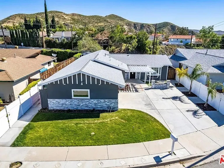 28040 Ermine Pl — Photo 2