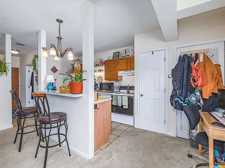 Walk to UC & UC Medical | 1BR/2BR Apartments — Photo 8
