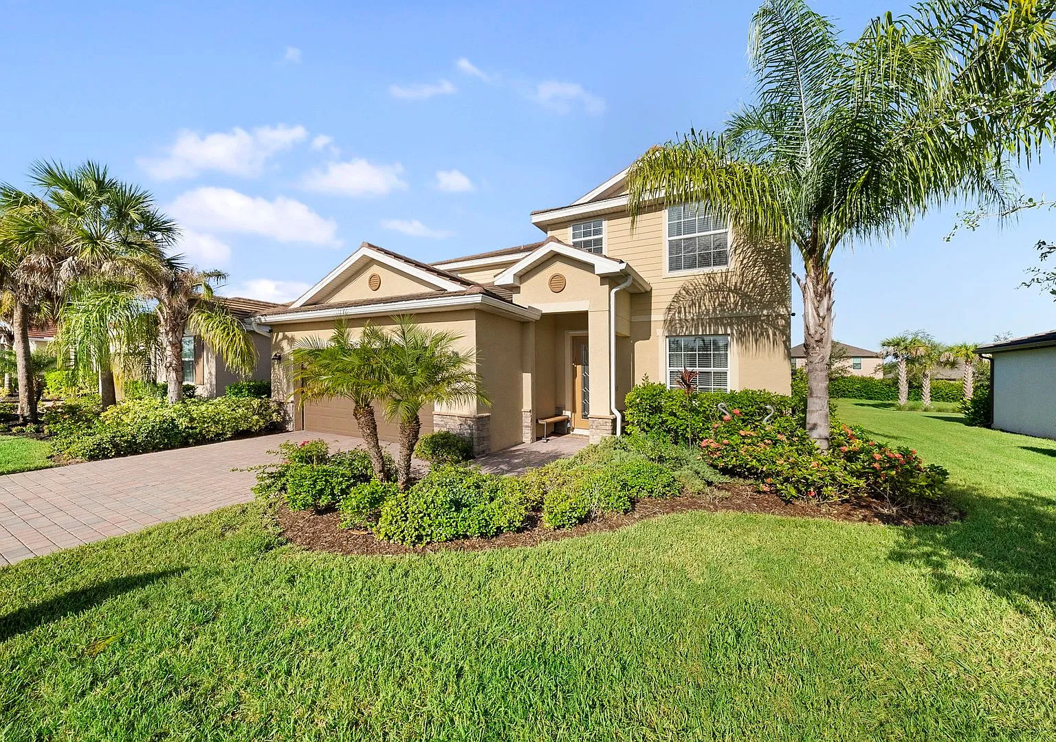 Amazing 2 story home 4 bedrooms + DEN and 3 bathrooms with a stunning POOL — Photo 2