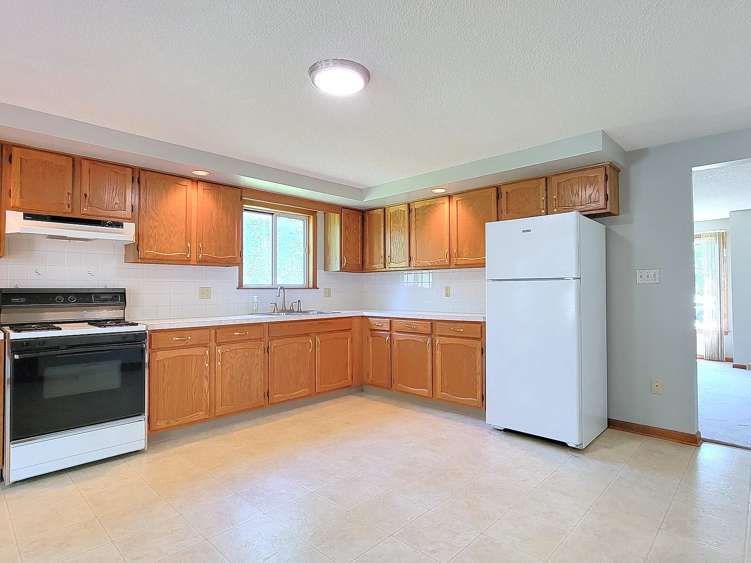 2 bed, 1.5 bath, 1200 sqft, $1,750 — Photo 2