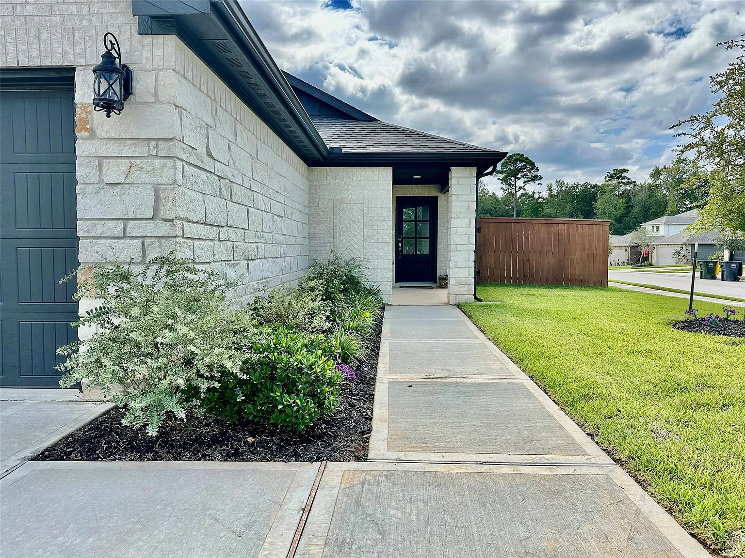 3 bed, 2.0 bath, 1280 sqft, $1,990 — Photo 2