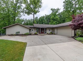 12206 Park Cliff Rd, Strongsville, OH 44136