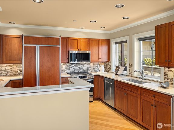 5th image of 745 Bellevue Avenue E #305