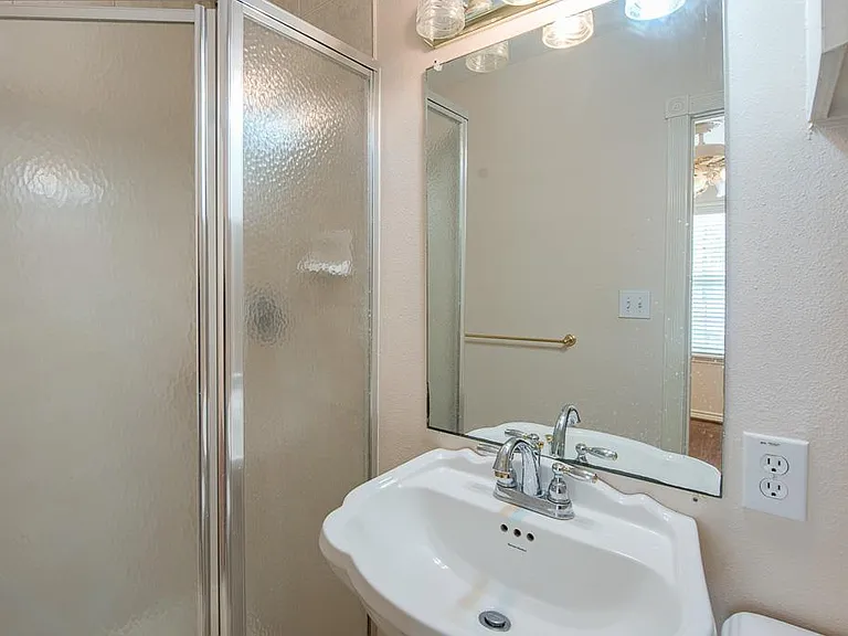 1535 W 25th St — Photo 24