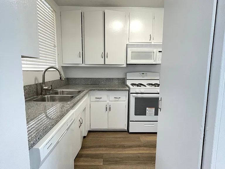 7351 Variel Ave — Photo 5