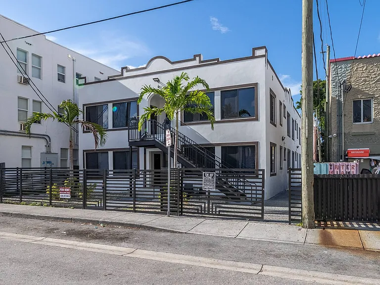 2/1 $2,000/mo, newly renovated in Little Havana! / 2/1 $2,000/mes, remodelado en Little Havana. — Photo 2