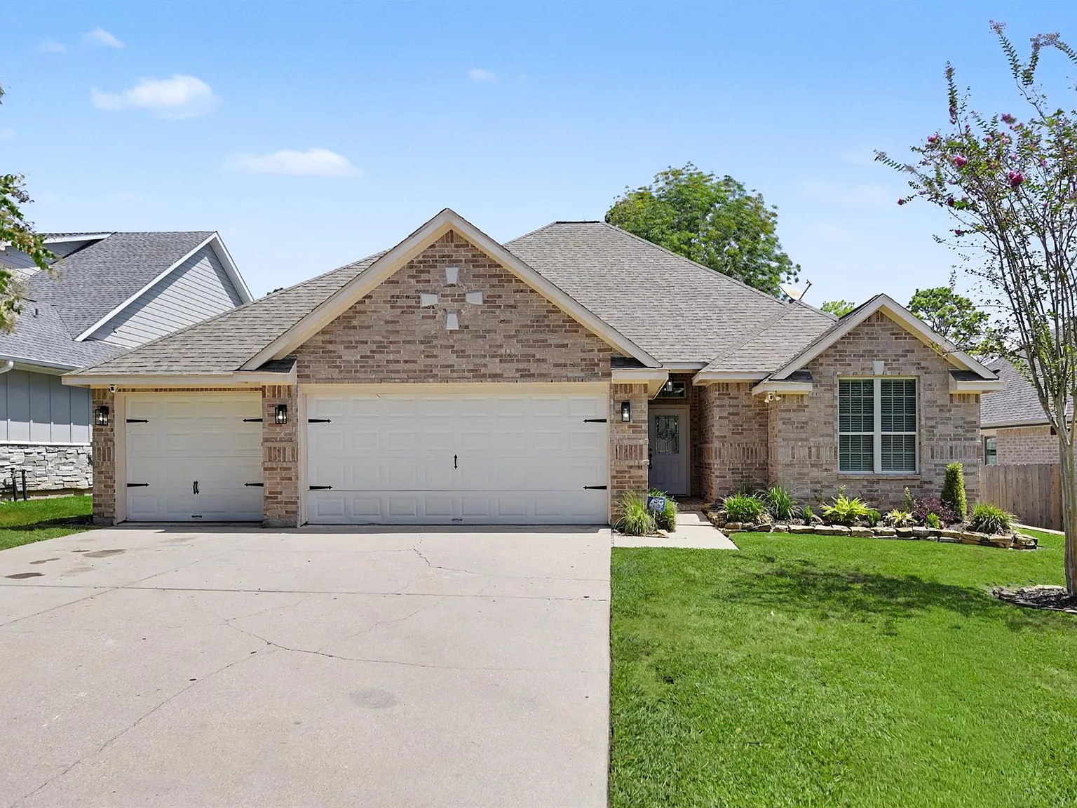 4 bed, 3.0 bath, 2046 sqft, $2,300 — Photo 1