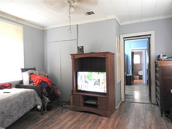4th image of 439 Ocean Ave